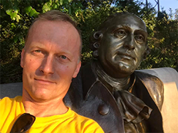 Peter Bizon selfie with statue